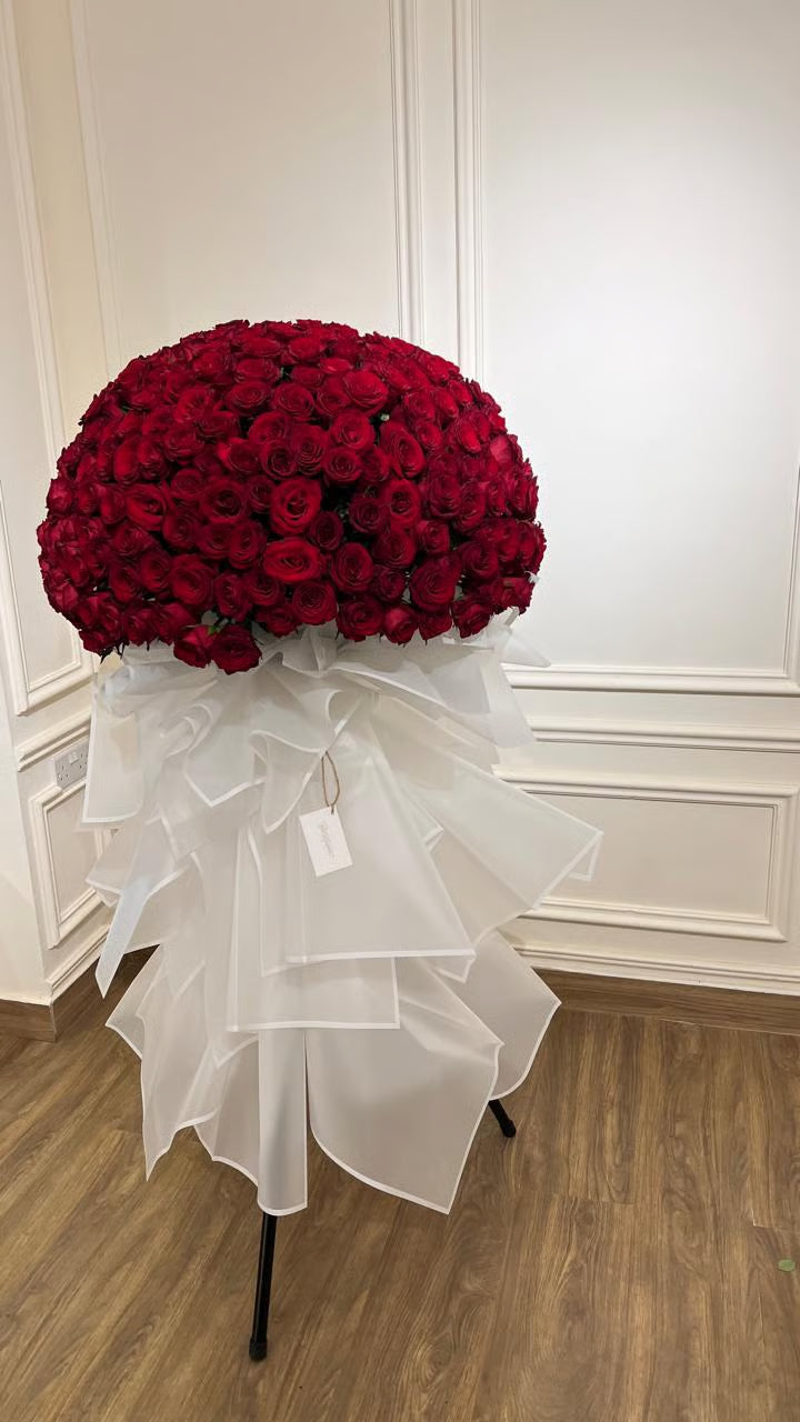 Long stand with round 350 of red roses
